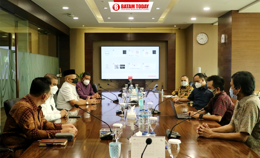 Gubernur Kepulauan Riau, H. Ansar Ahmad saat mengunjungi kantor PT. Sarana Multy Infrastruktur (SMI) di Jakarta